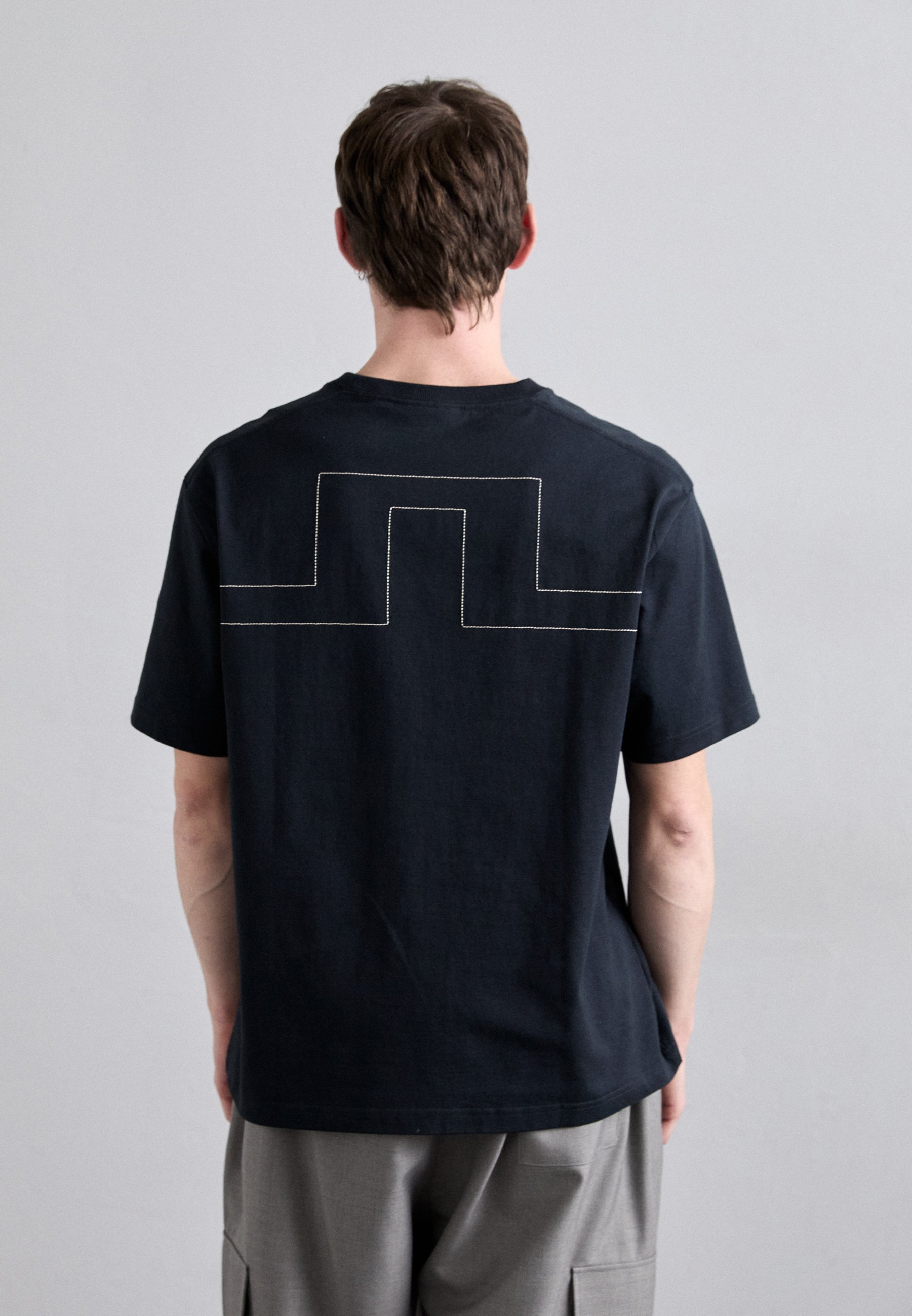 T-shirt Maglietta Made In Italy Con Collo Rotondo E Maniche Corte Con Design Nero  Cucito Borchie Artigianalmente Made In Italy