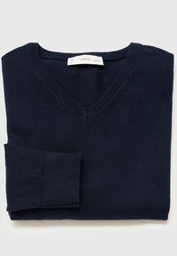 Pulover bleumarin cu decolteu în V, confecționat dintr-un material tricotat moale, având manșete și tiv ribbinat, pliat cu grijă, cu eticheta vizibilă.