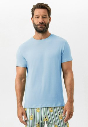 Hellblaues T-Shirt mit kurzen Ärmeln aus weichem Stoff. Es verfügt über einen runden Ausschnitt und eine lockere Passform, kombiniert mit gemusterten Pyjamashorts.