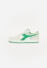 Sneaker mit einem Obermaterial aus weißem Leder, grünen Wildlederakzenten und Gummisohle. Schnürdesign, runde Zehenform und perforierte Details auf dem Zehenkasten.