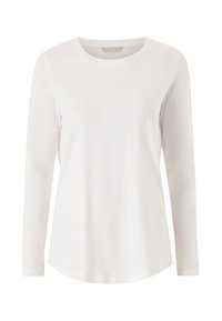 Hvid langærmet T-shirt lavet af blødt stof, med rund hals og en let buet kant. Minimalistisk design uden synlige mønstre.