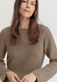 hessnatur MIDI REGULAR - Strickkleid - camel