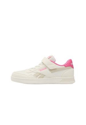 Baskets basses off-white Reebok avec doublure intérieure rose, bride Velcro et logo sur le côté et le talon, présentées en vue latérale.