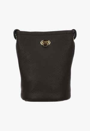 Fekete bőr vödörtáska texturált felülettel, arany színű elülső kapoccsal és lekerekített felső élekkel; kompakt kialakítás.