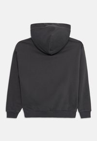 Hanorac gri închis cu glugă cu șnur, manșete și tiv cu aspect răsucit. Textură netedă, design simplu, potrivit pentru purtare casual.
