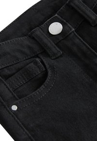 Jeans in denim nera con un design classico, dotati di tasca frontale, chiusura con bottone in metallo e dettagli di cucitura a contrasto.