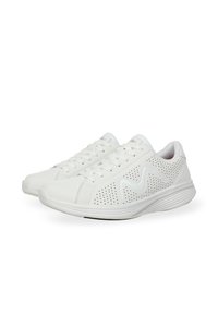 Scarpe da ginnastica bianche in materiale sintetico, con un design perforato, lacci piatti e una suola texturizzata leggermente sollevata.