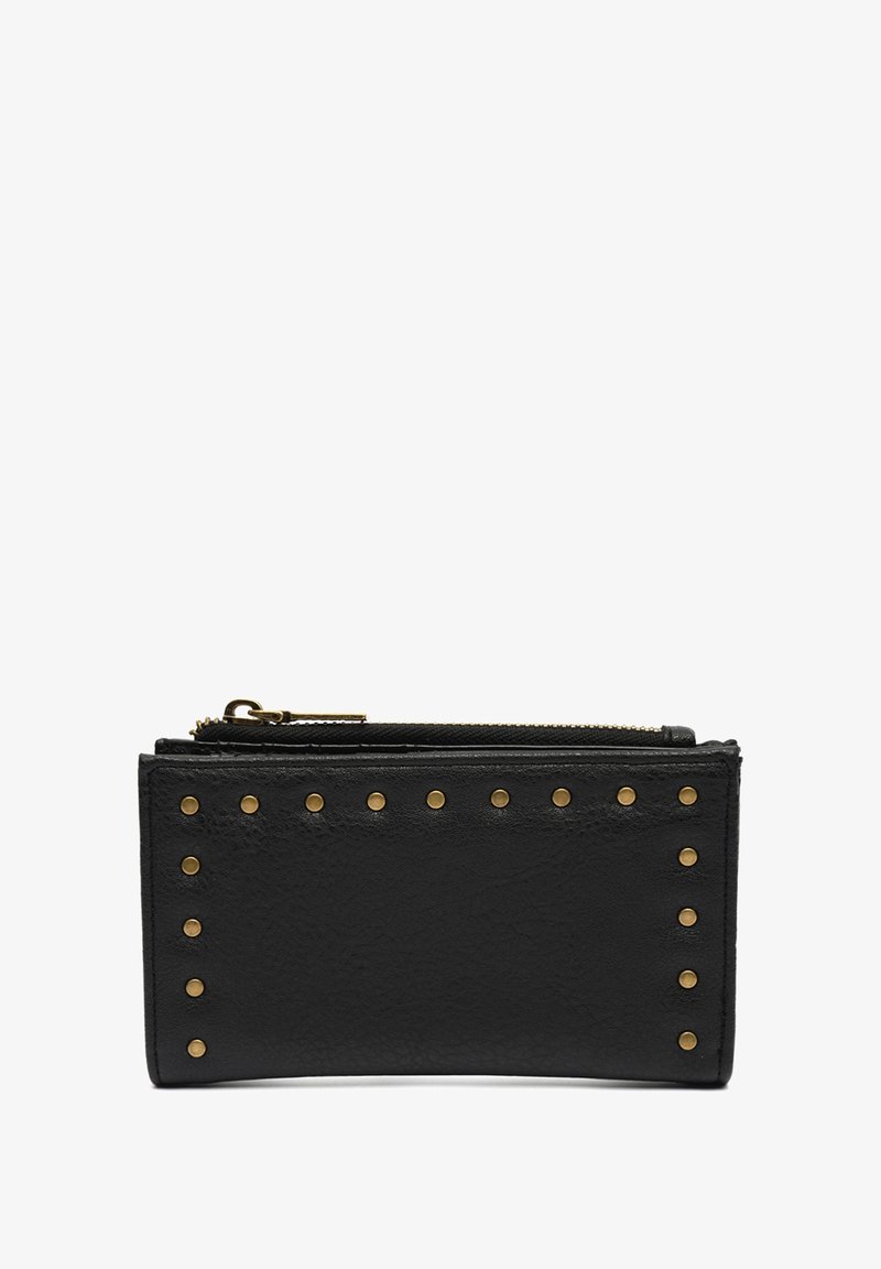 Juodas odinis piniginė, kuri turi tekstūruotą paviršių ir auksines smeigės akcentus šonuose. Savyje turi užtrauktuką viršuje.