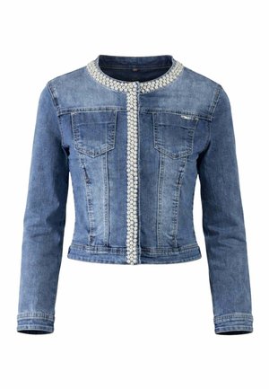 Giacchetto in denim blu con maniche lunghe, due tasche sul petto e rifiniture decorative con perle lungo il colletto e l'apertura frontale.