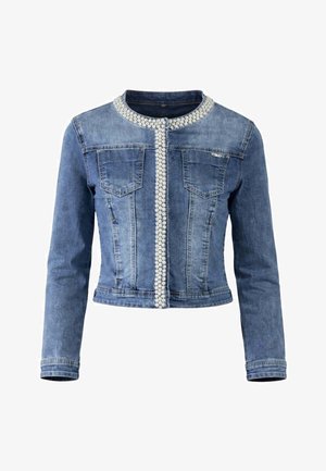 Giacchetto in denim blu con maniche lunghe, due tasche sul petto e rifiniture decorative con perle lungo il colletto e l'apertura frontale.