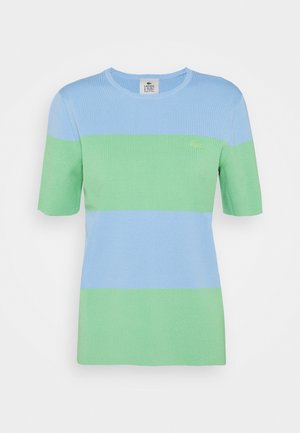 Krótki sweter z dzianiny z szerokimi poziomymi paskami w pastelowym niebieskim i zielonym kolorze, z okrągłym dekoltem i małym logo na piersi.