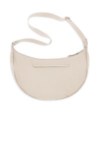 Béžová polkruhová crossbody taška s nastaviteľným popruhom a horizontálnym zipsovým vreckom na prednej strane, izolovaná na bielom pozadí.