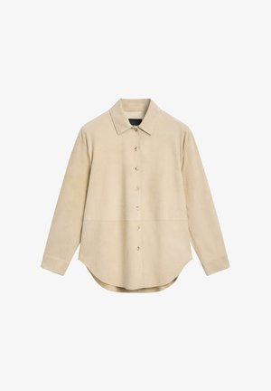 Beiges, langärmeliges Hemd aus weichem Stoff mit Kragen, Knopfleiste vorne und geschwungener Saumlinie. Verfügt über eine glatte Textur und ein minimalistisches Design.