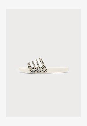 Sandalo slide bianco Adidas con cinturino nero a stampa leopardata e strisce bianche, logo Adidas visibile sul lato.