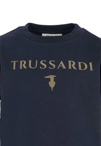Granatowa bawełniana koszulka z okrągłym dekoltem, z złotym logo "TRUSSARDI" oraz złotym sylwetką jelenia na przodzie.