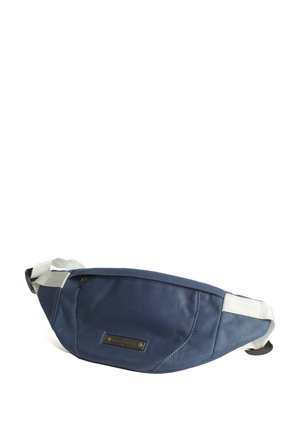 Marsupio blu navy con tessuto testurizzato, cinturino regolabile bianco, tasca con zip e una placca metallica con il marchio sulla parte anteriore.