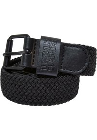 Svart flätad bälte med en texturerad vävd design och en rektangulär metallspänne. Har ett läderband med präglad varumärkesdetalj.