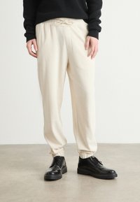 BOSS LARSEN - Auduma bikses - open white