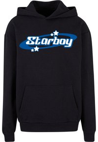 Felpa nera con cappuccio dotata di una tasca frontale, polsini a coste e un logo grafico "Starboy" in blu e bianco con accenti a forma di stella.