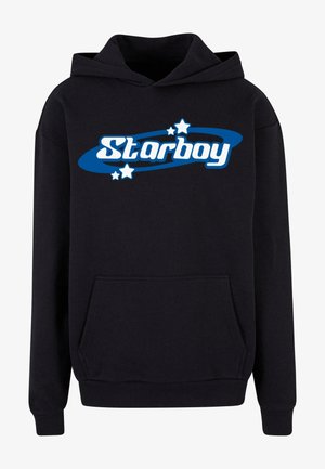 Mustaline kapuutsärk, millel on ees tasku, soonikuga mansetid ja sinise ja valge tähe aktsentidega graafiline "Starboy" logo.