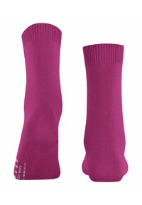 Un paio di calze in lana magenta brillante viste dal retro e di lato su uno sfondo bianco.
