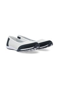Leichte, flexible Schuhe mit einem weißen Mesh-Obermaterial, schwarzen Wildlederakzenten und einer Gummisohle mit Traktionsmustern.