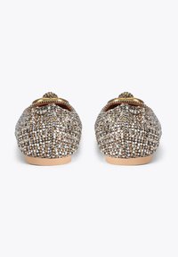 Scarpe basse scintillanti ricoperte di gemme multicolore con punta arrotondata e dettagli decorativi sul retro, suola beige.