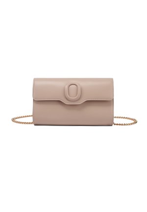 Pochette in pelle beige con patta arrotondata, bordi cuciti, dettaglio ovale centrale e tracolla a catena dorata su sfondo bianco.