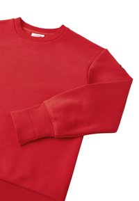 Czerwona bluza z okrągłym dekoltem, długimi rękawami, ściągaczami na rękawach i miękką fakturą. Gładkie wykończenie bez widocznych wzorów czy akcentów.