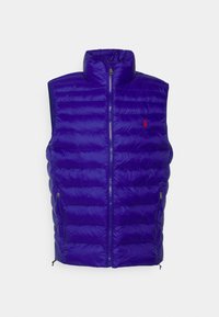 Fialová péřová vesta s vysokým límcem, horizontálním prošíváním, předním zipem a malou logem na levé hrudi. Vesta má nastavitelný lem.