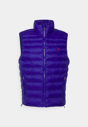 Fialová péřová vesta s vysokým límcem, horizontálním prošíváním, předním zipem a malou logem na levé hrudi. Vesta má nastavitelný lem.