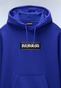 Felpa blu con cappuccio realizzata in morbido cotone, dotata di tasca frontale e logo rettangolare in bianco e nero sul petto.