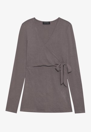 Grå långärmad wrap-top med v-ringning och knyt på sidan, tillverkad av mjukt tyg. Har en slät textur och en enkel, klassisk design.