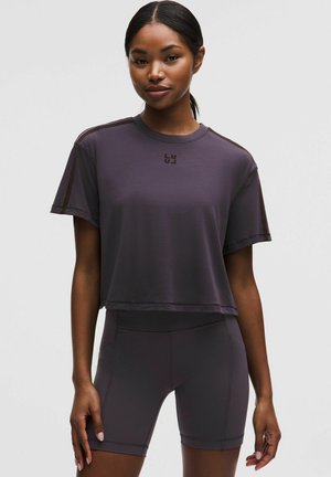 Camiseta deportiva - atmospheric purple nightmoth