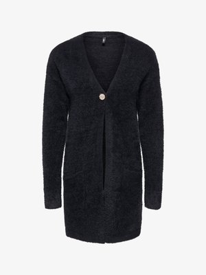Zwarte, pluizige cardigan met een V-hals en lange mouwen. Voorzien van een enkele decoratieve knoopsluiting aan de voorkant en twee steekzakken.
