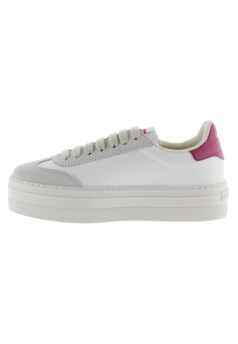 Sneaker bianco con accentatura rosa sul tallone, punta in suede, design con lacci e suola piattaforma spessa. Parte superiore in pelle liscia con dettagli testurizzati.
