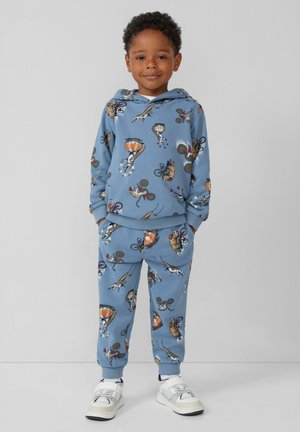 Blauwe hoodie en bijpassende sweatpants, versierd met speelse dierenafbeeldingen, gemaakt van zacht materiaal. Inclusief ribbels aan de mouwen en tailleband.