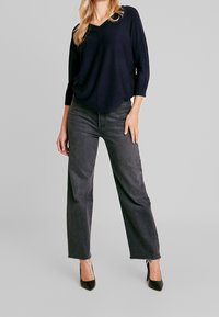 comma Sweter