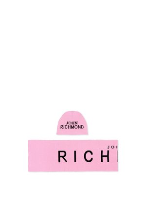 Gorro de punto rosa con texto ""JOHN RICHMOND"" y bufanda rosa a juego con grandes letras negras ""RICH"" y texto parcial sobre fondo blanco.