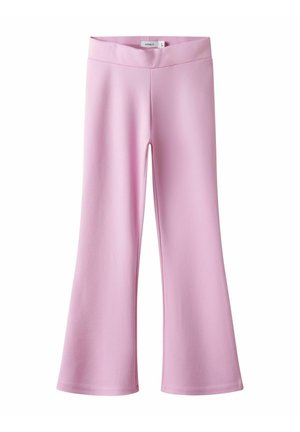 Pantalons évasés roses en tissu doux et extensible ; dotés d'une large ceinture et d'une texture lisse sans motifs ni éléments métalliques visibles.