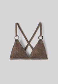 Bralette triangle imprimé léopard marron avec larges bretelles, design croisé au dos et accents en métal noir. Texture de tissu douce.