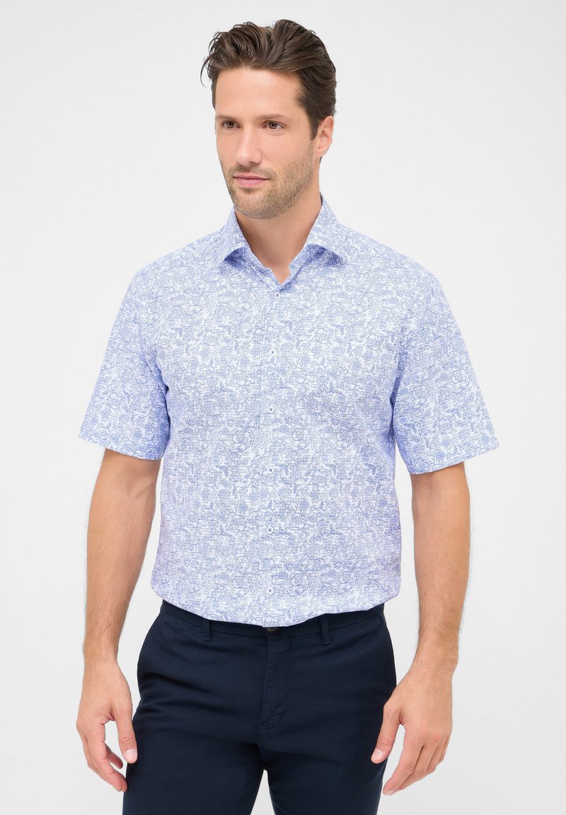 Kurzarmhemd in Hellblau mit floralem Muster, aus leichtem Stoff gefertigt, mit Button-Down-Kragen und regulärer Passform.