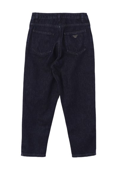 Jeans in denim blu scuro con vestibilità dritta, quattro tasche e dettagli di cucitura discreti. Il retro presenta un'etichetta con il logo sopra la tasca destra.
