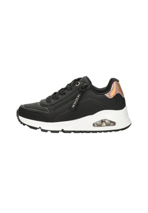 Baskets de sport noires avec un dessus texturé, fermeture à lacets et un accent réfléchissant sur le talon. Comprend une semelle intermédiaire blanche et une unité d'air visible.