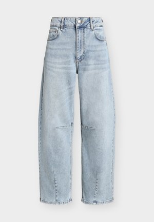 Jean large taille haute bleu clair avec poches avant, passants pour ceinture, fermeture par bouton, et détails discrets de coutures aux genoux et à l'ourlet.