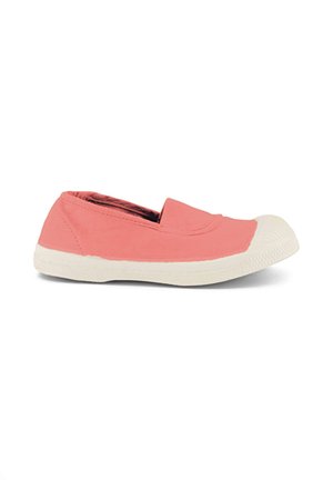 Chaussure en toile rose à enfiler, avec une semelle en caoutchouc blanche et un embout arrondi texturé, vue de profil sur fond blanc.