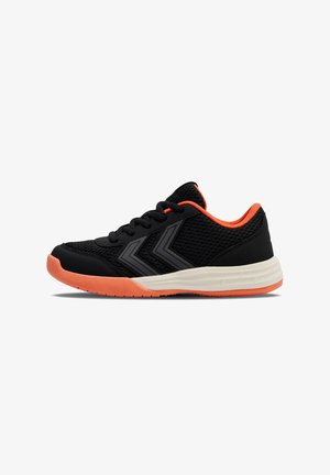 Schwarze Sportschuhe mit einem Mesh-Obermaterial, orangefarbenen Akzenten und einer strukturierten Gummisohle. Mit zwei grauen Chevron-Streifen an der Seite.