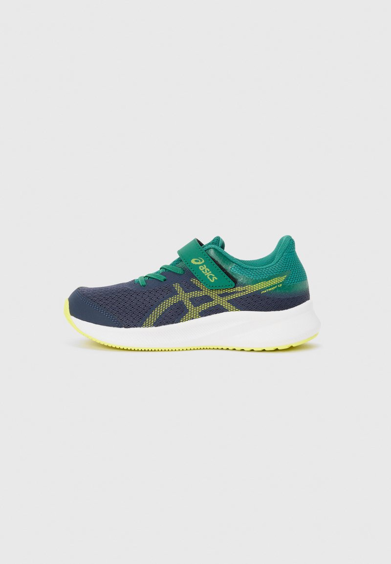 Chaussure de sport bleue et verte avec un dessus en maille respirante, bande Velcro et logo bien visible. Comprend une semelle texturée avec des accents jaunes.