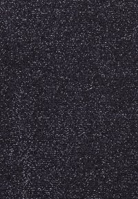 Svart tyg med en fin, strukturerad väv, prydd med spridda metalltrådar som skapar en subtil lyster genom hela materialet.