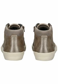 Bottines en cuir marron avec une texture lisse, dotées d'une fermeture éclair à l'arrière et de semelles en caoutchouc beige contrastantes.